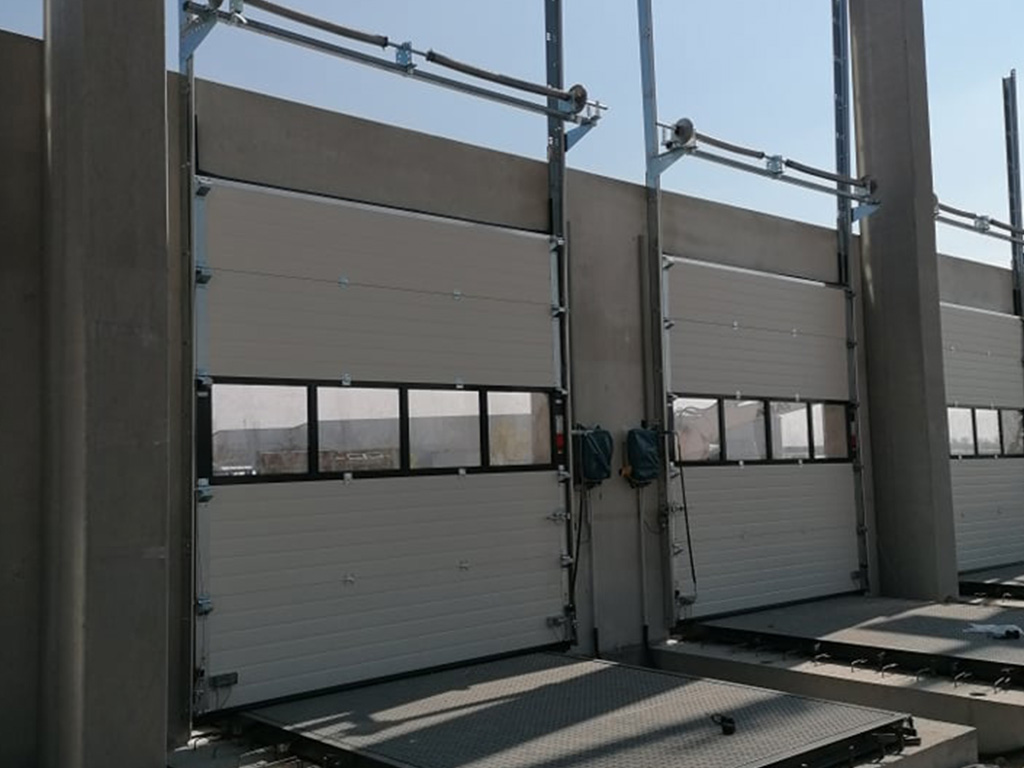 Installation von Rolltoren und Schnelltoren in Logistikzentren